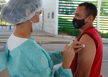 Vacinação por drive-thru é suspensa nesta quarta-feira (13) em Teresina